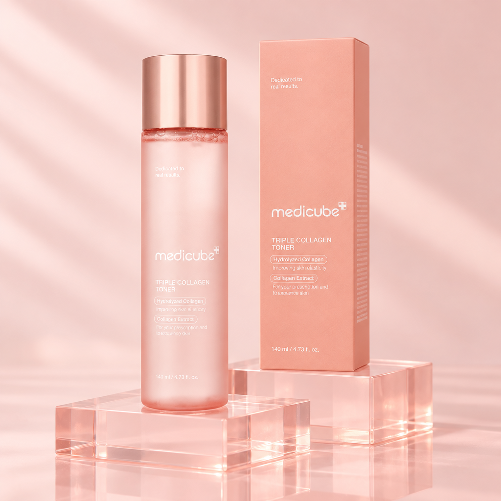 Botella y caja Medicube Collagen Triple sobre una base rosa transparente