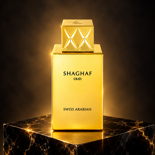 Shaghaf Oud de Swiss Arabian sobre pedestal negro con iluminación dorada