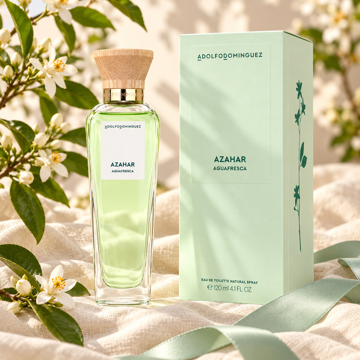 Frasco y caja de Agua Fresca de Azahar 120 ml en escena de regalo con flores