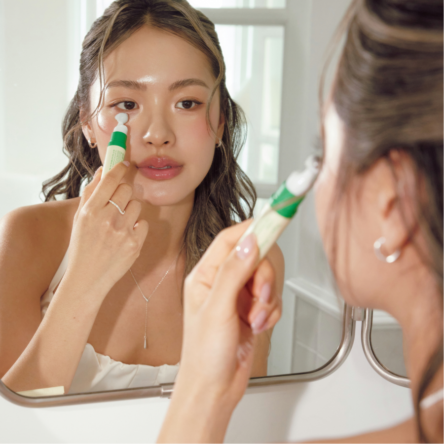 Aplicación de AXIS-Y Vegan Collagen Eye Serum en el contorno de ojos