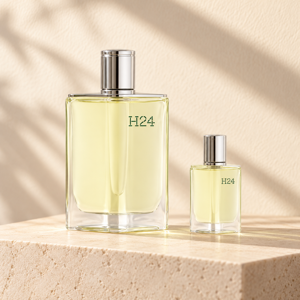 Hermes H24 Eau de Toilette 100 ml y miniatura sobre pedestal de piedra clara