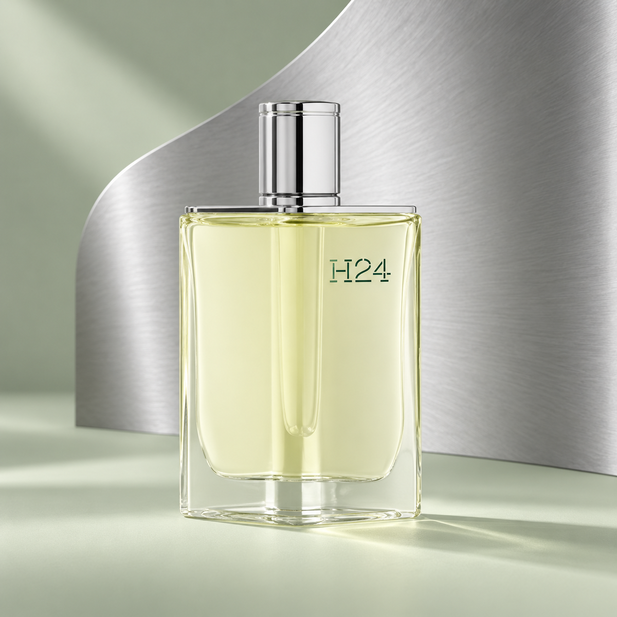 Detalle del frasco Hermes H24 Eau de Toilette 100 ml con fondo verde y plata