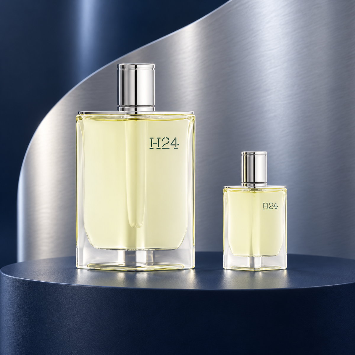 Hermes H24 Eau de Toilette 100 ml y miniatura sobre pedestal azul marino