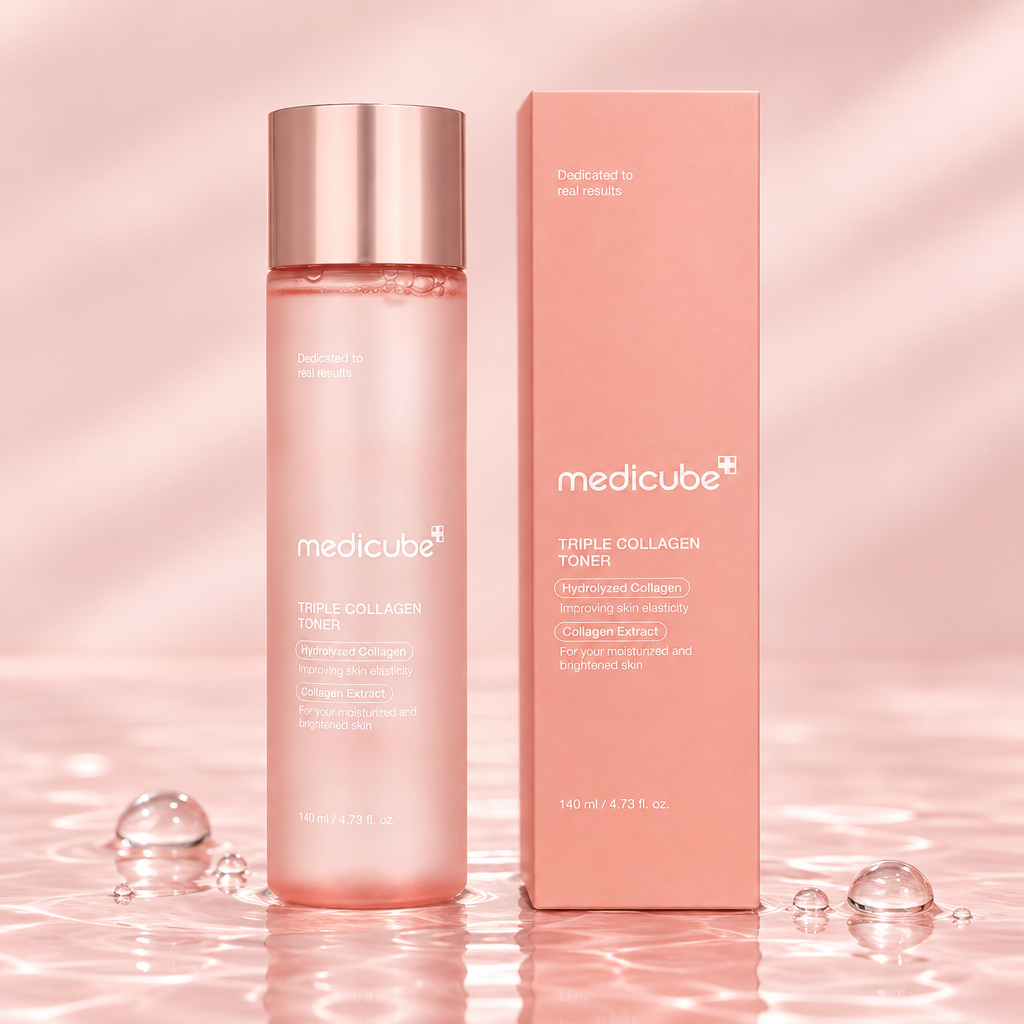 Tónico Medicube Collagen Triple en composición rosa con reflejos de agua