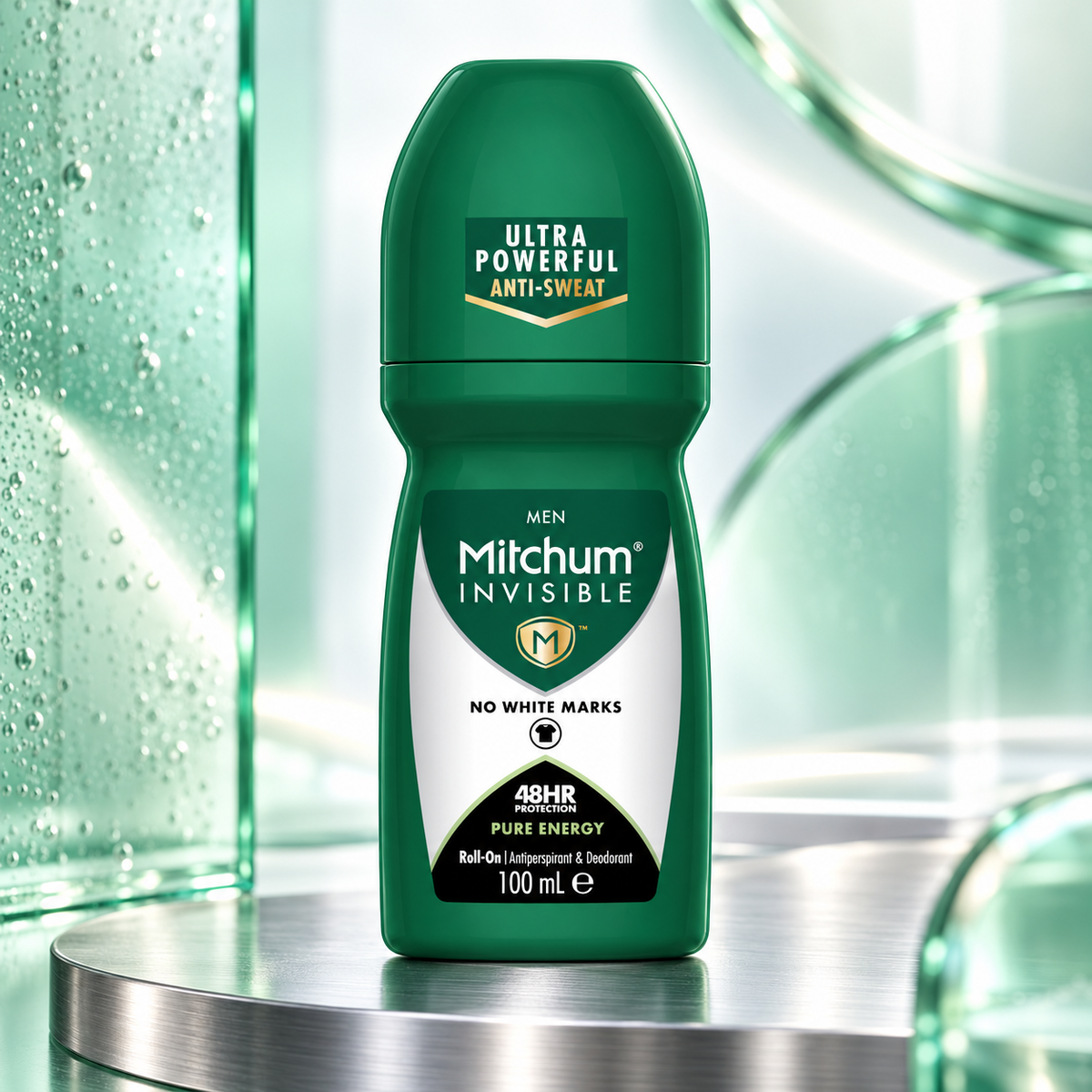 Mitchum Pure Energy sobre plataforma plateada con fondo de cristal verde